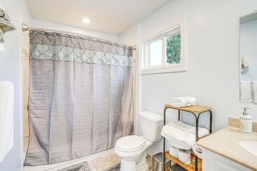 Charming Oakland Home W/ Fireplace & Deck!