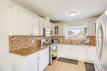 Charming Oakland Home W/ Fireplace & Deck!