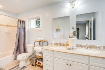 Charming Oakland Home W/ Fireplace & Deck!