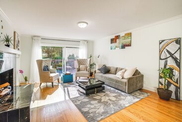 Charming Oakland Home W/ Fireplace & Deck!