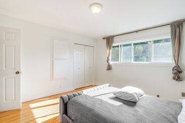 Charming Oakland Home W/ Fireplace & Deck!