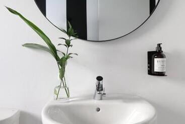 هتل Black And White Hostel Palamós