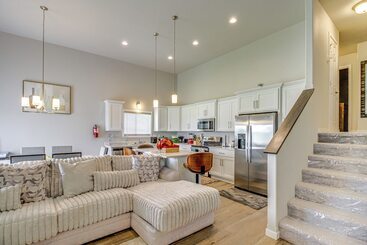 13 Mi To Dtwn Fargo: North Dakota Family Home!