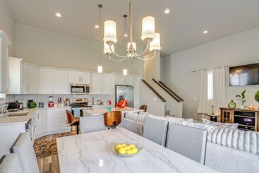 13 Mi To Dtwn Fargo: North Dakota Family Home!