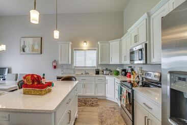 13 Mi To Dtwn Fargo: North Dakota Family Home!