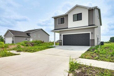 13 Mi To Dtwn Fargo: North Dakota Family Home!