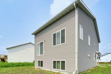 13 Mi To Dtwn Fargo: North Dakota Family Home!