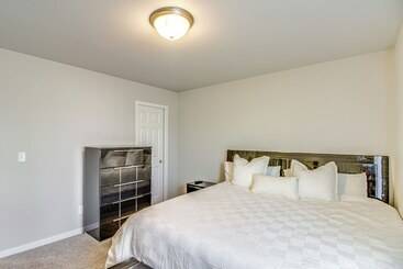 13 Mi To Dtwn Fargo: North Dakota Family Home!