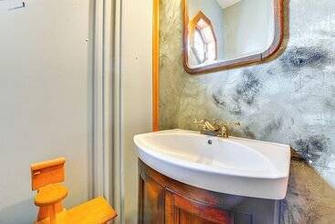 Saratoga Springs Home W/ Hot Tub: Walk To Downtown