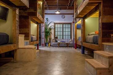 هاستل Podshare East Hollywood