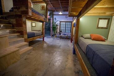 هاستل Podshare East Hollywood