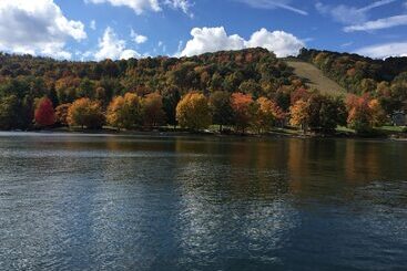 تختخواب و صبحانه Lake Pointe Inn