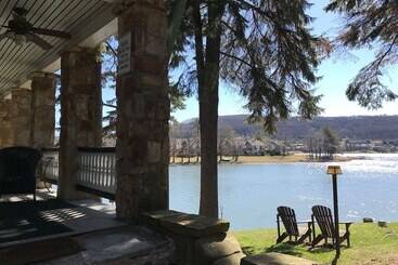 تختخواب و صبحانه Lake Pointe Inn