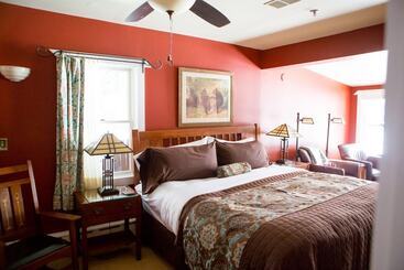 تختخواب و صبحانه Lake Pointe Inn