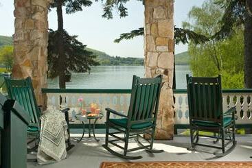 تختخواب و صبحانه Lake Pointe Inn