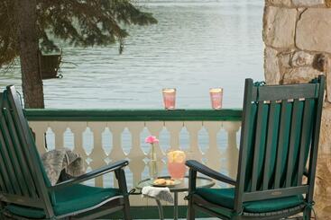 تختخواب و صبحانه Lake Pointe Inn