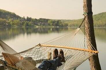 تختخواب و صبحانه Lake Pointe Inn