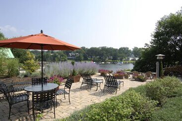 تختخواب و صبحانه Lake Pointe Inn