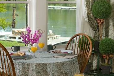 تختخواب و صبحانه Lake Pointe Inn