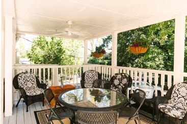 تختخواب و صبحانه Stanley House Inn