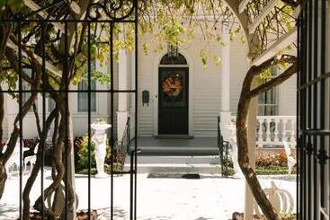 تختخواب و صبحانه Stanley House Inn