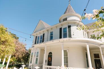 تختخواب و صبحانه Stanley House Inn