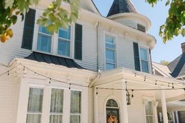 تختخواب و صبحانه Stanley House Inn