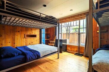 Bunk & Brew Historic Lucas House  Hostel