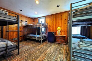 Bunk & Brew Historic Lucas House  Hostel