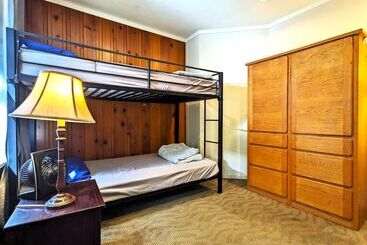 Bunk & Brew Historic Lucas House  Hostel