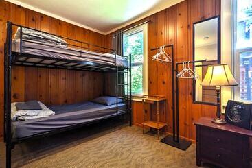 Bunk & Brew Historic Lucas House  Hostel
