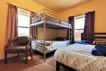 Bunk & Brew Historic Lucas House  Hostel