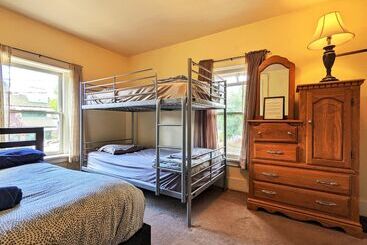 Bunk & Brew Historic Lucas House  Hostel