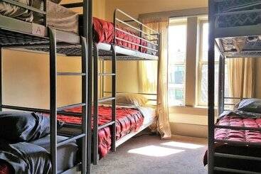 Bunk & Brew Historic Lucas House  Hostel