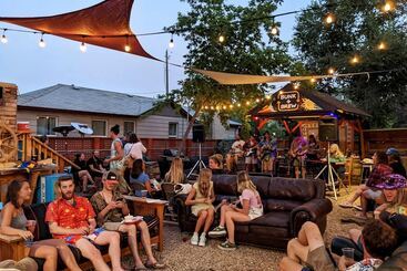 Bunk & Brew Historic Lucas House  Hostel