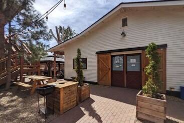 Bunk & Brew Historic Lucas House  Hostel