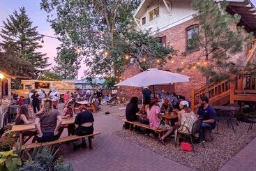 Bunk & Brew Historic Lucas House  Hostel