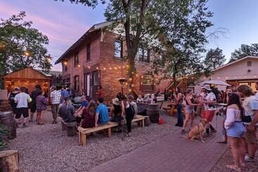 Bunk & Brew Historic Lucas House  Hostel