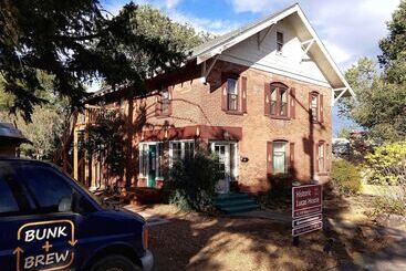 Bunk & Brew Historic Lucas House  Hostel
