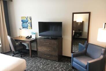 Gundersen Hotel & Suites