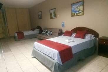 هتل Hostal Los Mantas