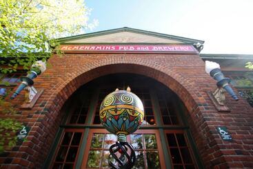 هتل Mcmenamins Old St. Francis School