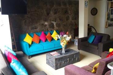 هتل Hostal Mica