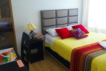 هتل Hostal Mica