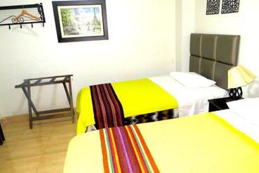 هتل Hostal Mica