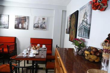 هتل Hostal Mica