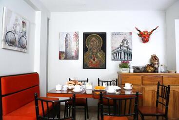 هتل Hostal Mica