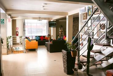 هتل Hostal Mica