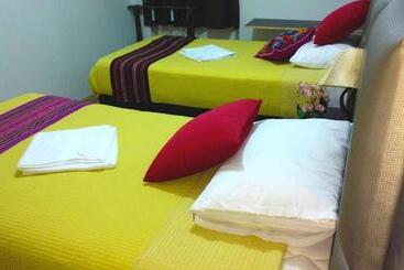 هتل Hostal Mica