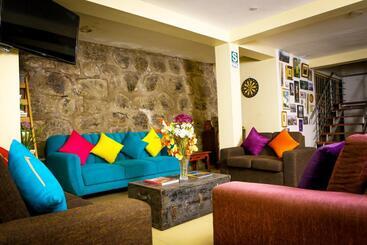 هتل Hostal Mica